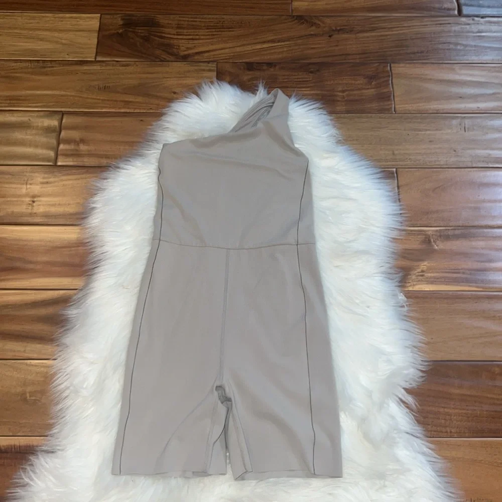 Left on Friday Shoreline Playsuit Sz Small NWOT - Picture 3 of 10